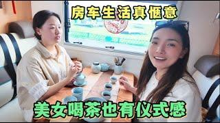 2045集:大热天吉普车坏了，小微把房车开到江边，两人躲房车里吹空调喝茶#房车生活vlog #露营漫时光 #喝茶dou有仪式感 #惬