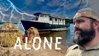 ALONE! SURVIVING a Huge STORM ABOARD the HOUSEBOAT and LOSING the Prop