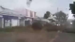 Hurrican IRMA Eye wall: flying cars, breaking trees, absolute chaos !!