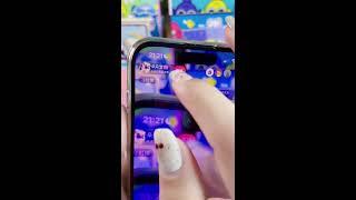 "指尖轻触手机屏幕朵朵宝可爱美甲直播互动特写"