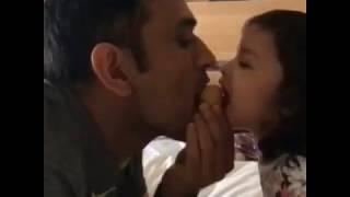 ms dhoni eating with his daughter