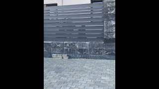Даже небольшой забор можно сделать стильным и практичным #блокидлязабора #столбыдлязабора