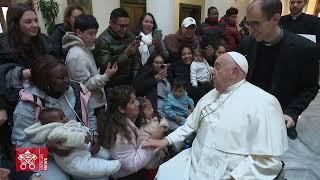 La alegría del Papa al recibir a los niños del dispensario pediátrico Santa Marta