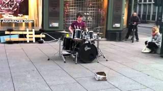 Виртуозный уличный барабанщик / Virtuoso street drummer