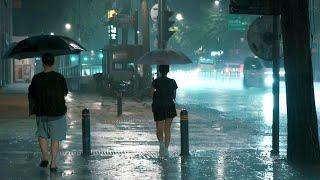 [Caminando bajo la lluvia] Calle nocturna de Seúl bajo una fuerte lluvia.