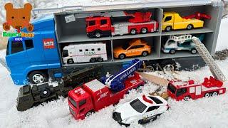 Transportation Vehicle Looks for Diecast Cars on Grass & Icy Road! 【Kuma's Bear】