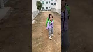 I go to school every day and never be late. Twins, every moment is worth recording.
