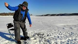 Рыбалка на селедку зимой / Catching herring in the winter on the lake.