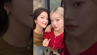 Q. 카메라는 누가 들고 있을까요?  with @jihyeonida , ig @bacajini