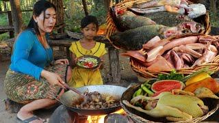 Fresh fish soup for tasty- Cooking duck spicy chili so delicious- Fry squid hot spicy for dinner