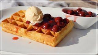 Fantastische belgische Waffeln ohne Hefe mit heißen Kirschen /  Easiest Belgian Waffles Recipe