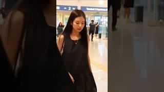 Airport staffs cute reaction when Jennie greeted them #jennie #reaction#shorts #icnairport#blackpink