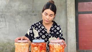 Harvesting bamboo shoots to process bamboo shoots to make chili bamboo shoots