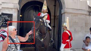 Tourist Who Try to Take Advantage of the Guard Got a Thunderbolt Shock!