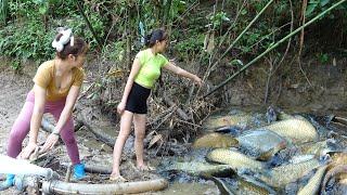 Greatest Fishing Videos:Two Girls Fishing With Pump, Catch A Lot Of Big Fish In The Wild Lake