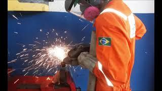 Treinamento de Caldeiraria Profissional. uso de lixadeira e maçarico. cuidado com disco