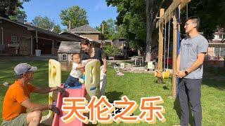 猴哥大孙子从小爱劳动，看妈妈回来高兴咿呀唱起来了