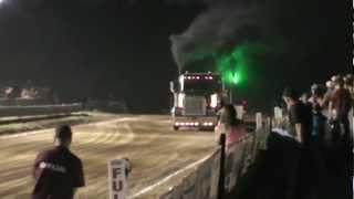 Joe Artz pulling his Freightliner powered by a 12.7L Detroit at Bunker Hill 2012