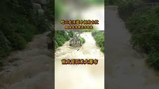 贵州六盘水一河道中间有一座明代古墓，距今已有400余年，真是太不可思议了，#历史古迹 #历史 #户外 #贵州美好推荐官 #旅游