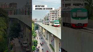 Metro rail arriving Dhaka University station
