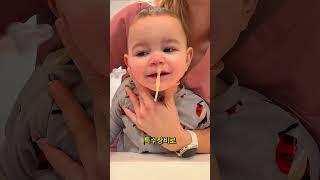간호사가 아기의 코를 청소 중! 