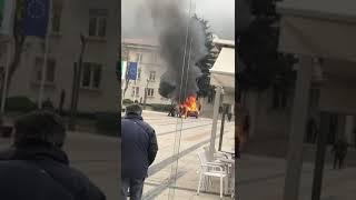 Ексклузивно в BulNews! Ето видео със запалената кола пред общината във Враца