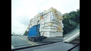 Overloaded truck on highway 深圳高速货车超载