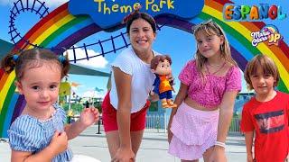 Maria Clara y sus amigos juegan en el parque Peppa Pig