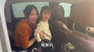 远嫁女儿偷偷回娘家，母亲激动的不知所措，这画面既感动又搞笑 #远嫁 #回娘家 #感动