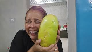 preparando Un refresco de granadilla