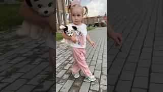 Уроки позирования  #дведочери #василиса #милена #двесестры #модель #сребенком #возьмиребенказаруку