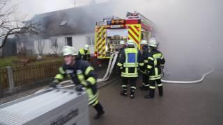 Mindelheim-Westernach - Altes Bauernhof-Gebäude geht in Flammen auf