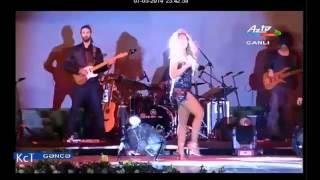 hadise mini etek show'u