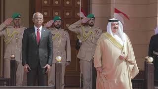 Official welcoming ceremony held in Bahrain for the President and the First Lady