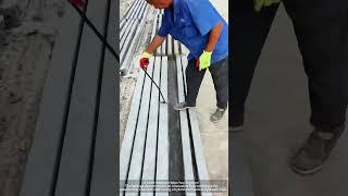 The process of peasant workers turning over cement pillars with tools in their hands
