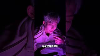 一个人在家也能拍出氛围感自拍大片！超详细简单#自拍 #氛围感 #拍照姿势 DOU@英雄小助手官方频道