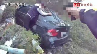 男女通緝犯開車狂飆閃警 逆向連撞4車傷5人落網（竹北警分局提供）