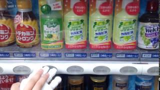 Pepper has bought a juice in the vending machine.【pepper days】