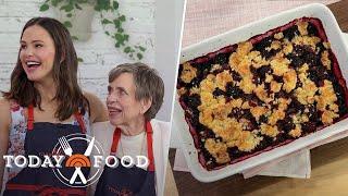 Jennifer Garner, mom Pat make blackberry cobbler on TODAY