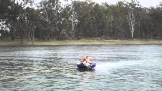 Tinaroo Lake - Anna macht Plumps im Tubeloop