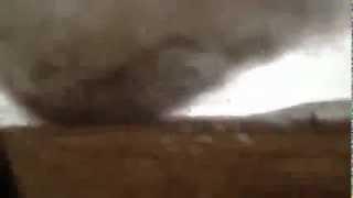 Un tornado persigue a un coche que se le acerca