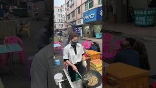 大朗水口炒粉姐 由于手臂疼痛，抬不起锅，只能把粉先用大勺装出来之后再起锅，让朋友们见笑了。 #大朗水口炒粉姐