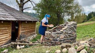 Life in a mountain village: lunch for builders at the end of the construction of wood