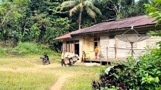 Warga dayak pedalaman kalimantan dengan kondisi jalanan yang masih tanah