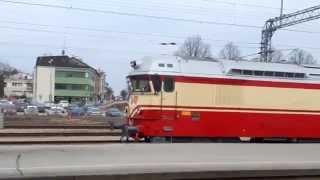 Finnish diesel locomotive Dr13 departs with old wooden coaches!!