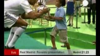 Cristiano Ronaldo presentation - Ronaldo some tricks and signing the shirts
