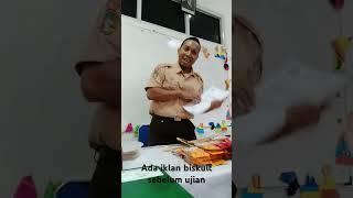 Kumpulan biskuit di meja pak guru