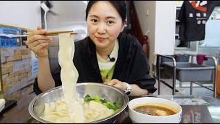 Must-eat noodles in Xi'an, it is very wide and needs to be contained in a pot