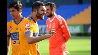 Gignac bromea con "Tuca" Ferretti durante la foto oficial de Tigres