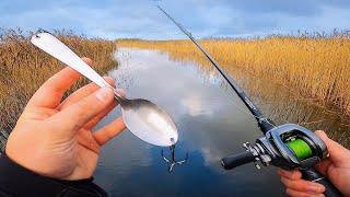 On pêche avec des cuillères à soupe dans ce canal rempli de brochets !!!